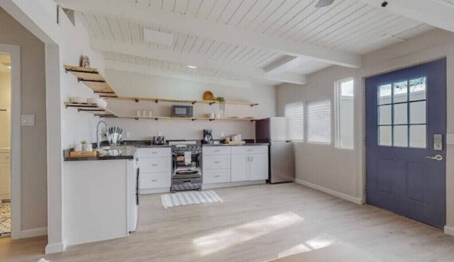 Remodeled Courtyard Apt w/King Bed, In-Unit W&Dnn
