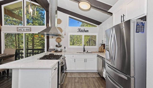 Remodeled, Cozy Chalet w/Hot Tub, fire pit & Central A/C & Heat