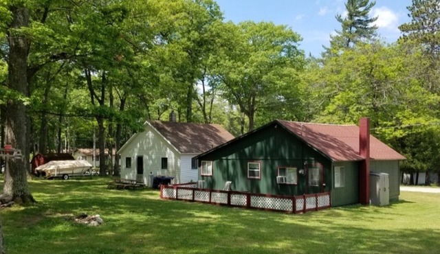 Remodeled cozy cottage & only a 5 minute walk to Hubbard Lake. Lots of parking!