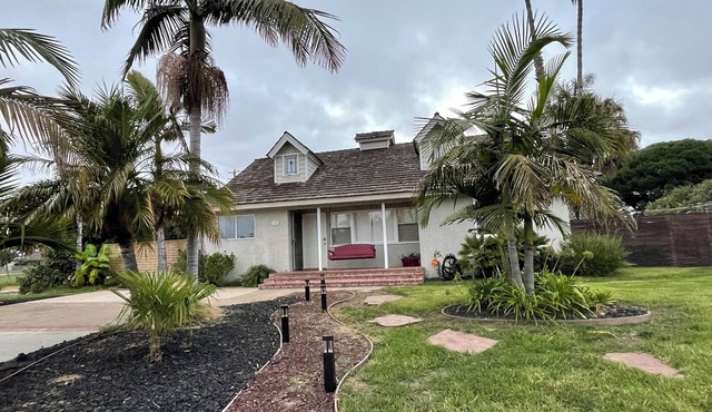 Remodeled cozy family surf house with jacuzzi and pool located near the beach!