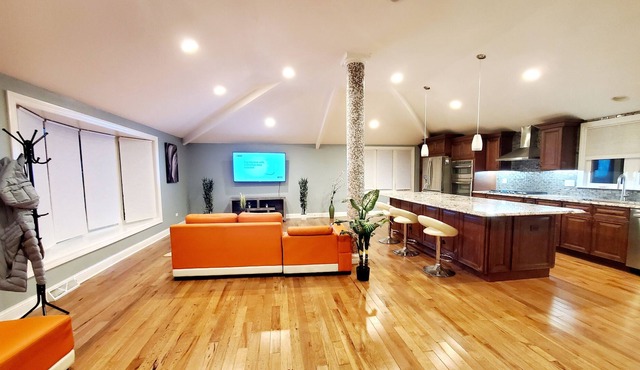 Remodeled cozy home with firepit and close to the Waterfall Glen Forest Preserve