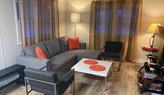 Remodeled, cozy, pet friendly cabin near lakes