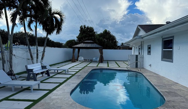 Remodeled cozy family house with heated pool, 10 min from the airport!