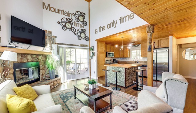 Remodeled Crestline Retreat: Walk to Lake Gregory!