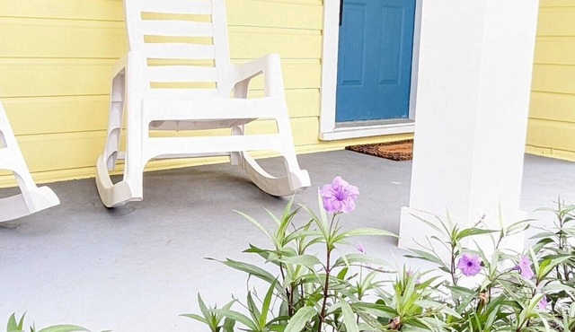 Remodeled dreamy beach cottage 5 minutes to Siesta Key in lush tropical setting.