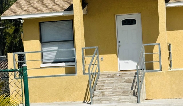 Remodeled Duplex. Close to apollo Beach and places to eat and entertainments.