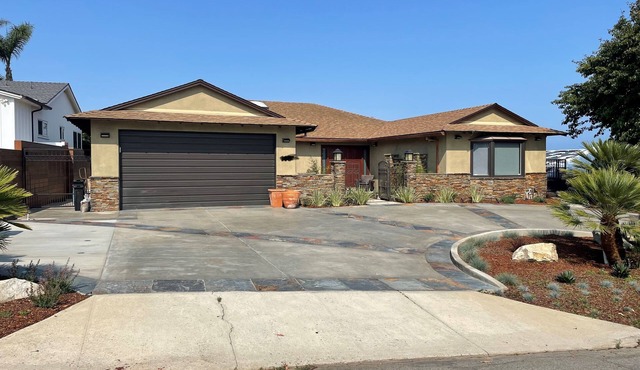 Remodeled Exec 4bd 4bth Villa. Walking Distance from Beach and Riviera Village.