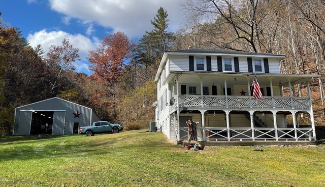 Remodeled Farmhouse 150 acres - Minutes from Escatawha Farms Fly Fishing