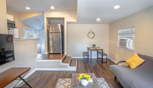 Remodeled Guest House Near Downtown/military Base