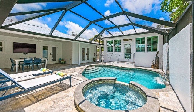 REMODELED, Heated Pool and Spa, POOL Table, games, bikes included!