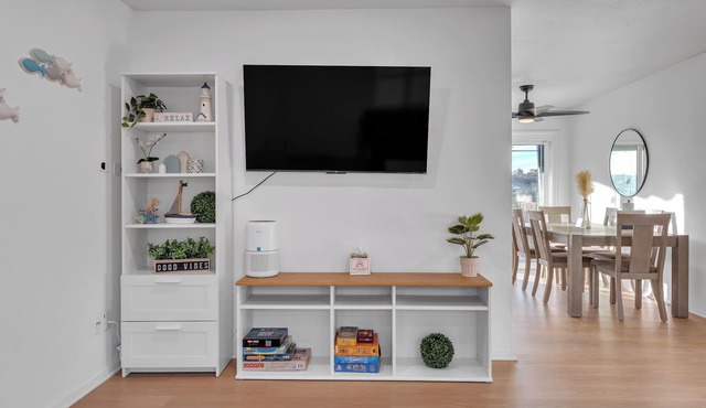 REMODELED Hilltop Home Hot Tub/BBQ/Game Room/Self Check-In