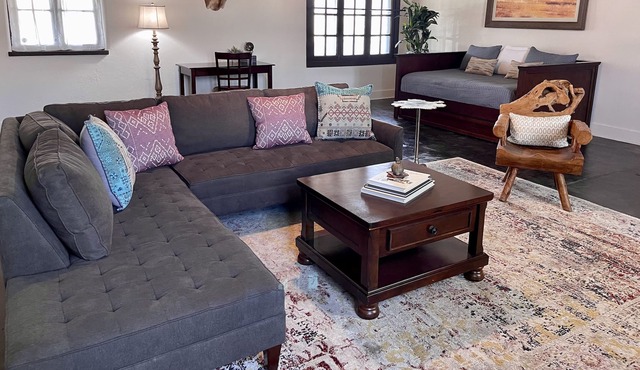 Remodeled Historic Townhome across from Fort Clark Museum