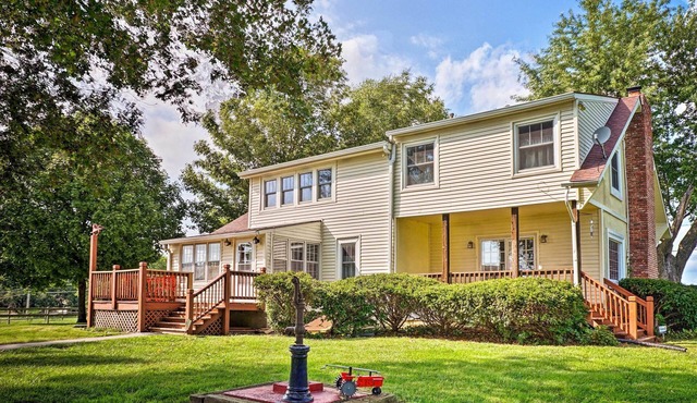 Remodeled Historic Farmhouse ~ 20 Mi to KC!