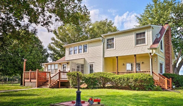 Remodeled Historic Farmhouse about 20 Mi to KC!