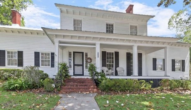 Remodeled Historic home w/ hot tub 1 block from downtown! 30 minutes to FSU!