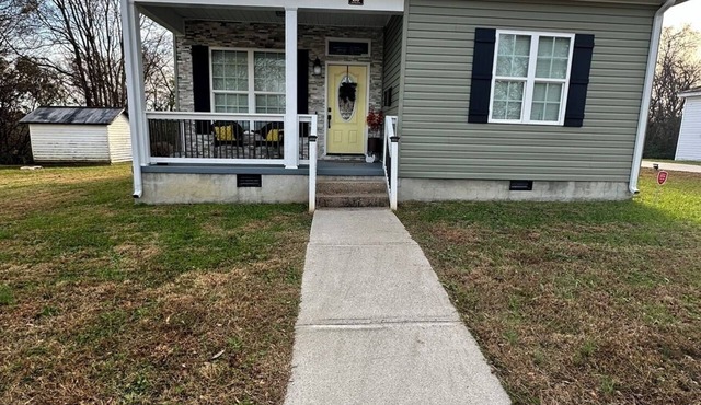 Remodeled historic cottage with 2master suites. 8 mile bike trail.