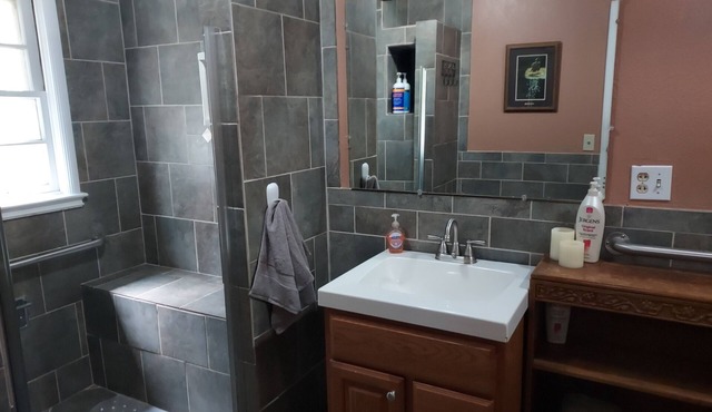 Remodeled Historic ranch headquarters w/fireplace, 5mn drive to local hotsprings