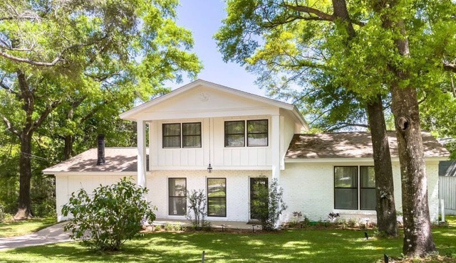 Remodeled historical cottage w/firepit, super close to great beaches.