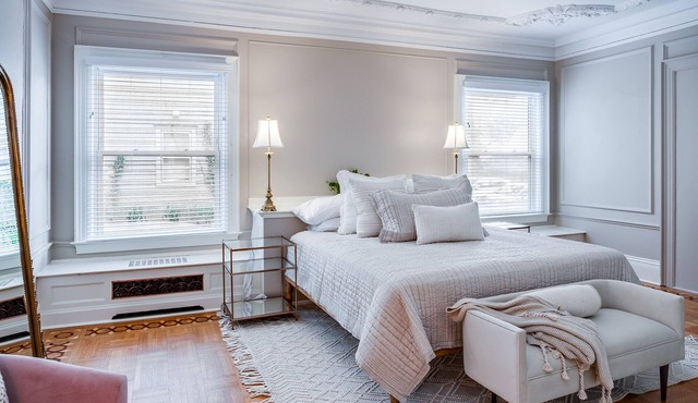 Remodeled Historical Unit With King Bed Walking Distance To Many Attractions!