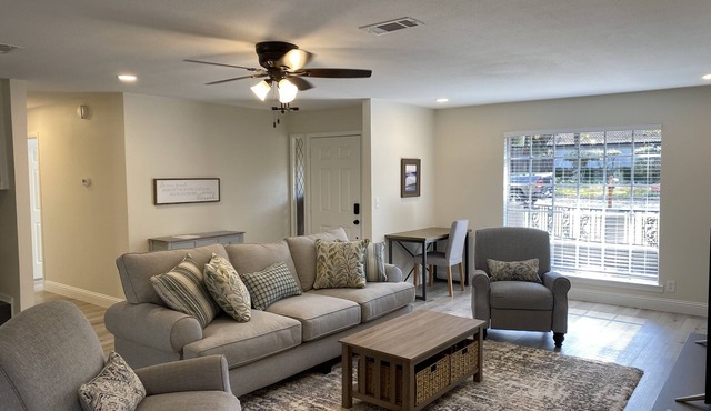 Remodeled home in Euless- Spacious and centrally located-weekly discounts