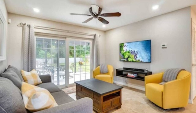 Remodeled Home in the Orlando area w/Fire Pit! Close to Universal and Disney!