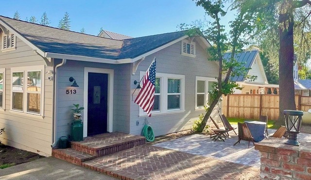 Remodeled home in the heart of downtown Murphys!
