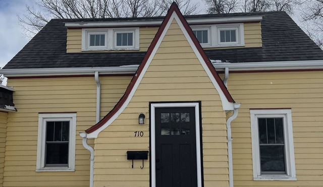 Remodeled home in the middle of town driving distance to lakes!