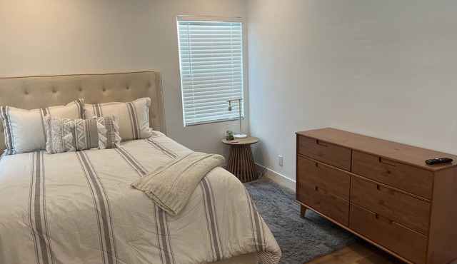Remodeled Home near Studios and Hollywood!
