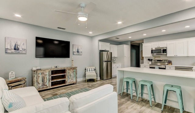 Remodeled home walking distance to Canal St.