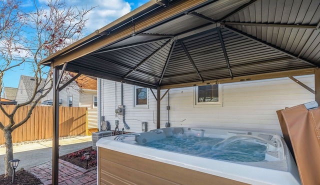 Remodeled Home w/Rec Room, Arcade Games & Jacuzzi!