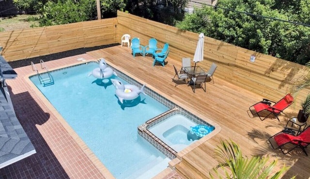 Remodeled HOT TUB & HEATED POOL home, 8 minutes to the beach! Shark Tank Getaway
