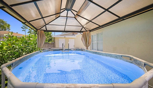 Remodeled HOT TUB & POOL home, 5 minutes to the beach! Safari Lion's Lodge