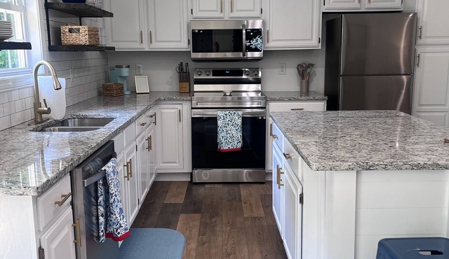 Remodeled House Near Jamestown Marina, Room to Park Your Boat in Driveway!