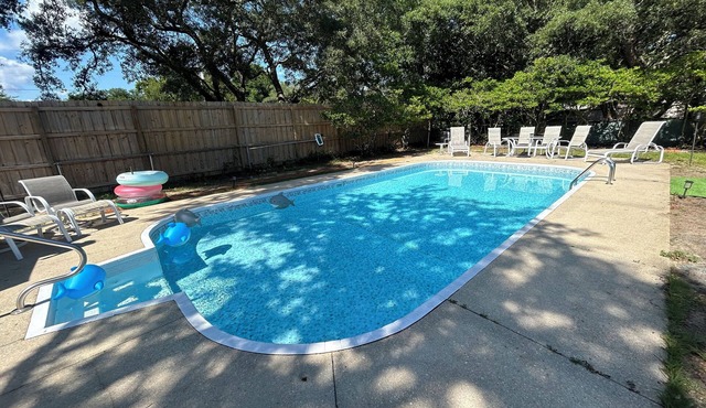 Remodeled House with Pool on Quiet cul-de-sac! Walk to beach on Bay!