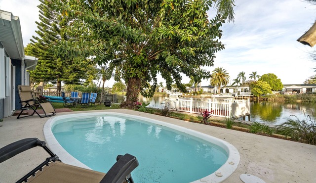 Remodeled Lake Front Pool Home! Sleeps 13! Bring dogs and kids!