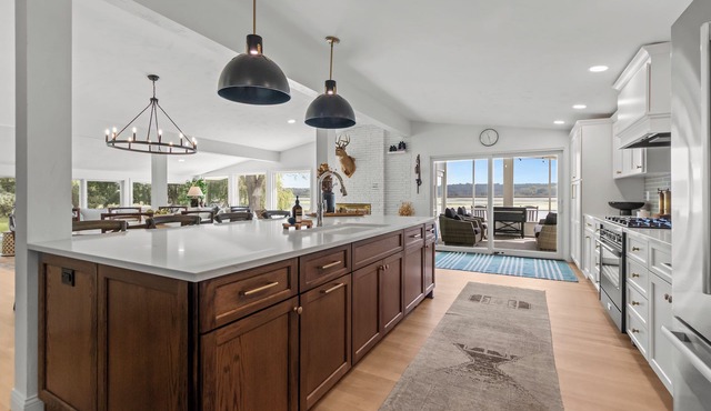 Remodeled Lake Retreat: Putting Green & Game Room+Bar! Forever Wild Views