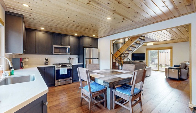 Remodeled Lake Tahoe Beach Condo - Pools, Tennis & Deck - Near Ski Resorts