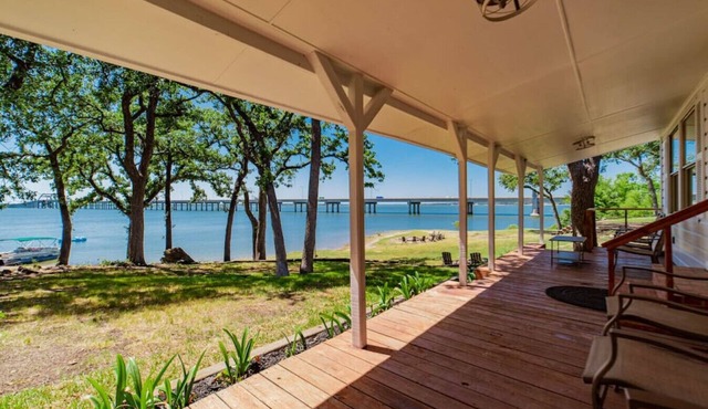 Remodeled Lakefront! Private beach, toys & hot tub