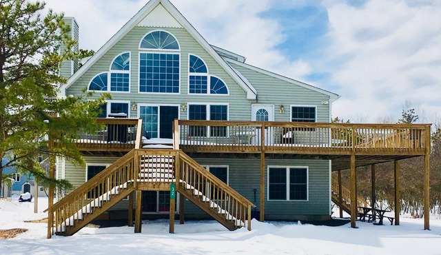 Remodeled ! Lakeside 9BR Pocono Area Villa and private beach volley ball court