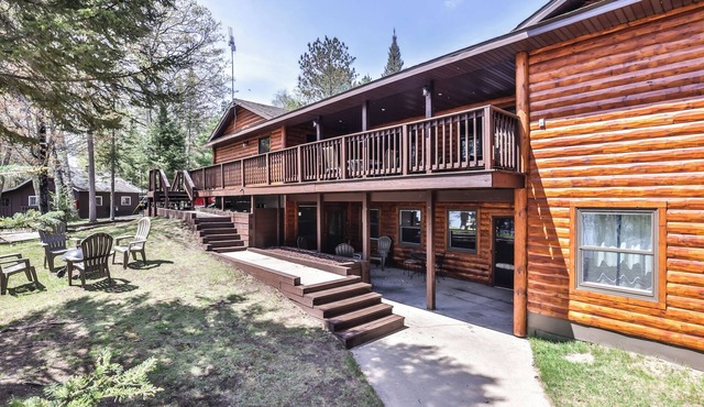 Remodeled lakeside resort lodge with fireplace, sandy beach, dock, firepit!