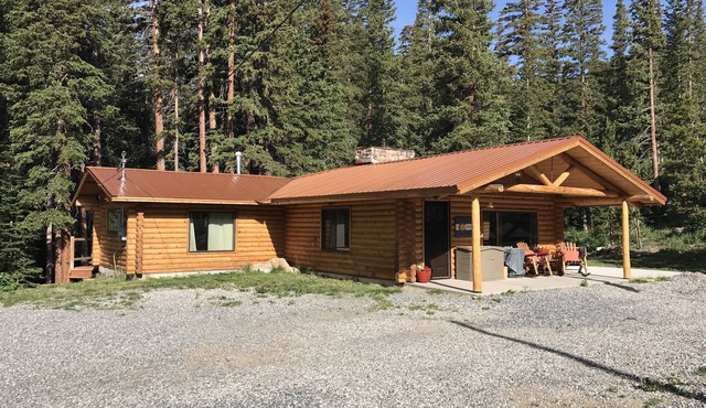 Remodeled log cabin on the creek!
