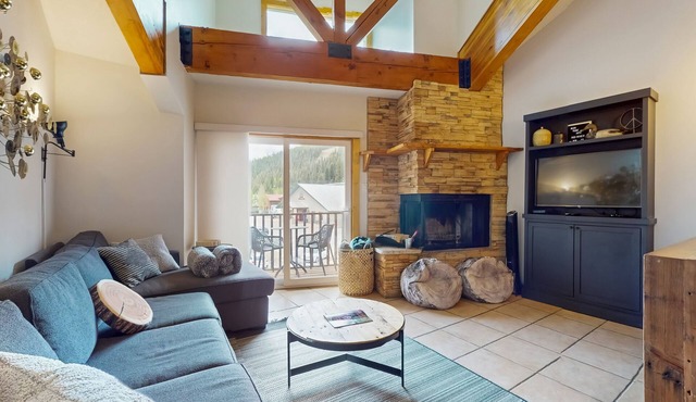 Remodeled Main Street condo with balcony & fireplace - walk to lifts and dining