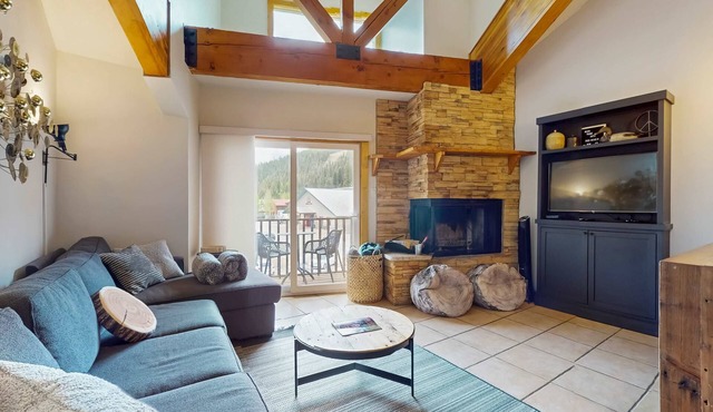 Remodeled Main Street condo with balcony & fireplace - walk to lifts and dining