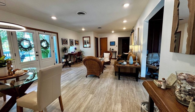Remodeled Mid-Century home in Manville Hts walk to campus, Kinnick UIHC & Carver