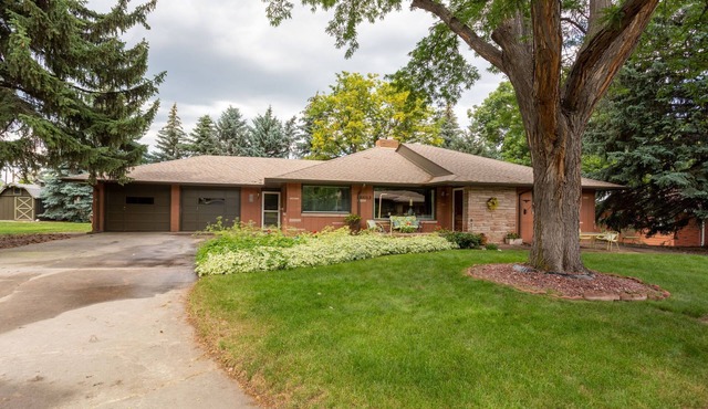 Remodeled mid-century home minutes from Estes Park/Fort Collins. Pet friendly