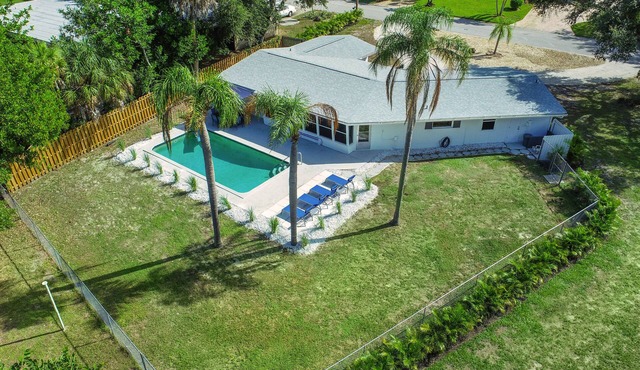 Remodeled Mid-Century Pool Home Close To Beaches and Downtown