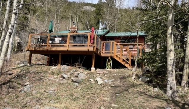 Remodeled miners cabin,snug & warm. Tucked right next to Lake Eldora Ski Resort.