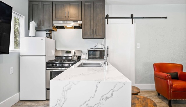Remodeled Modern, Walking Distance to Beach