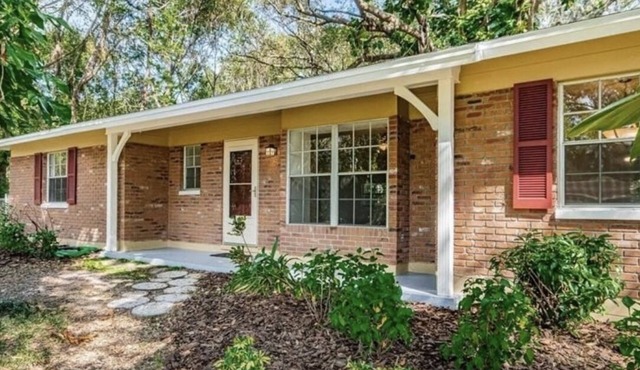 Remodeled Open floor Plan -Private house with a large yard - Pet Friendly