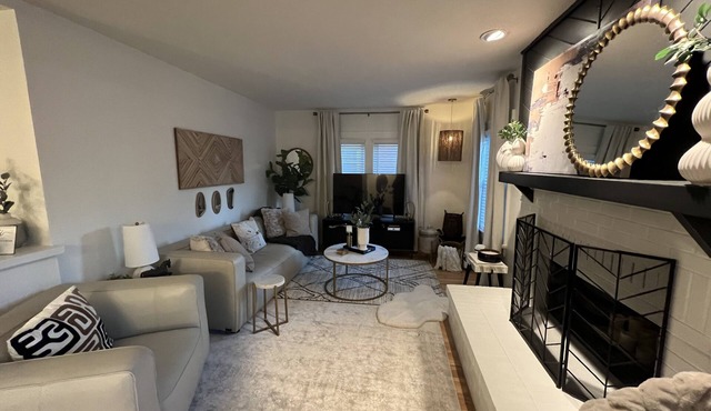 Remodeled Riverside Cottage w/sunroom, She-shed. Walk to golf, tennis, Botanica,